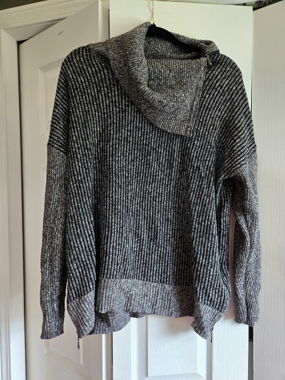 LEO & NICOLE Two-Tone Ribbed Cowl Sweater in Gray and Black Zip Details 2X